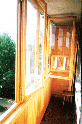 Деревянные балконные окна и рамы после установки. Створки открыты.