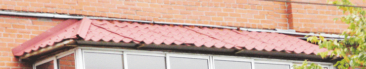 Сделана крыша на балконе, с применение металлочерепицы. Тёмно красный цвет.