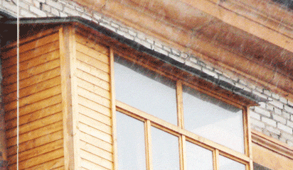 Остеклённый балкон деревянными окнами с оцинкованной крышей