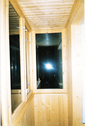 На балконе установлены деревянные рамы и окна и обшит вагонкой сорта АБ.