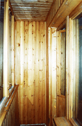 Установлены деревянные окна на балконе и сделана обшивка. Производится заделка щелей и обаличка.