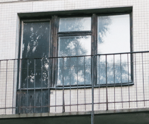 Фото деревянной балконой пары в доме Брежневка. Выход на балкон