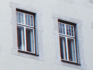 Два двухстворчатых окна с фрамугами, в которых сделан мелкий переплёт.