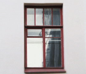 Деревянное окно в квартире дома старого фонда, с расстекловкой во фрамуге