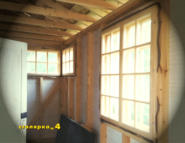 Разные двойные блоки с расстекловкой установлены в проёмах каркасного дома. Одно окно панорамного вида.