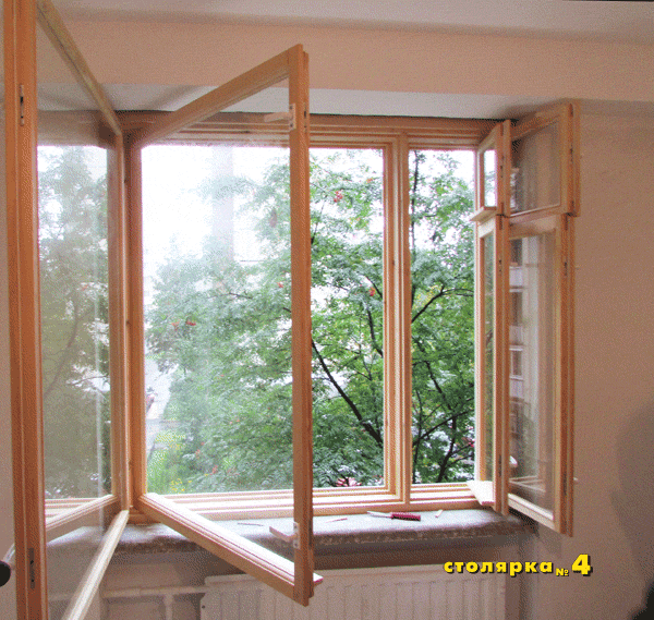 Фото установленного двустворчатого двойного окна с форточкой в квартире типовой многоэтажки. Створки нараспашку. 