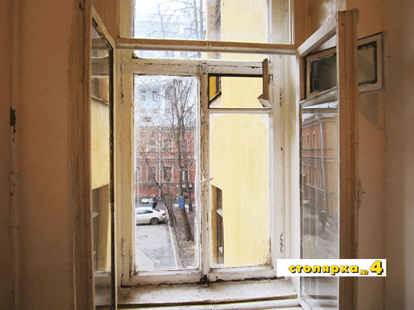Оконый проем, в котором стоят два одинарных окна через простенок, образуя двойное окно.