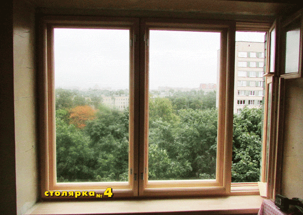 Фото установленного окна в квартире панельного дома. Блок трёхстворчатый с форточкой и импостом.