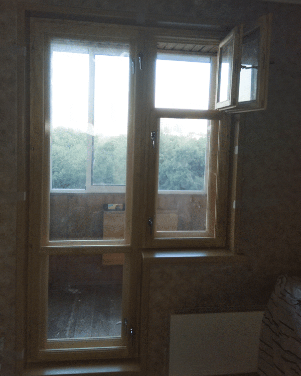 Фото установленной двери и окна на балконе. Оба изделия соединены в одно и установлены в проем. 
