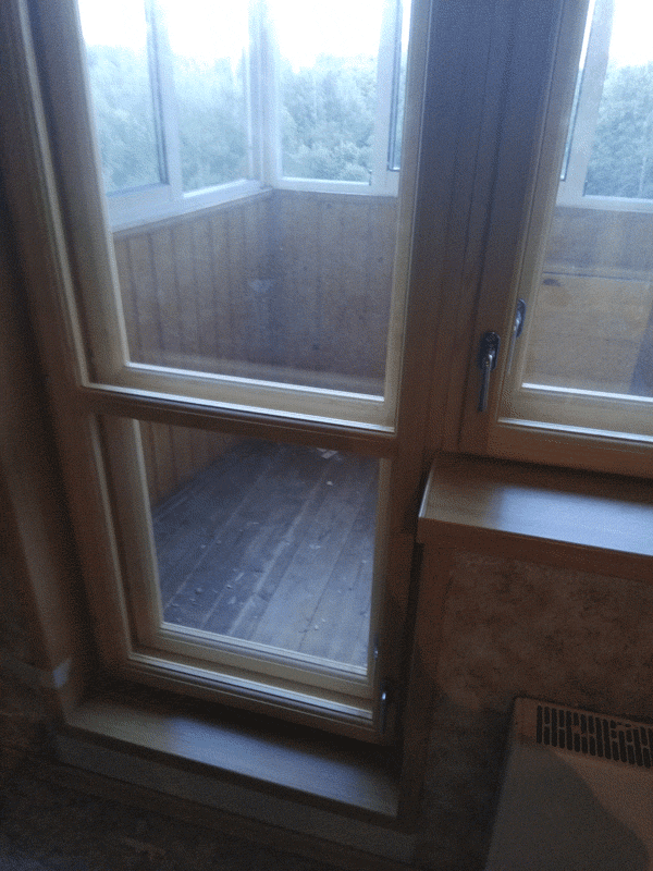 Дверь выхода на балкон сделана со стеклом во всю высоту. Для усиления полотно делят горбыльком.
