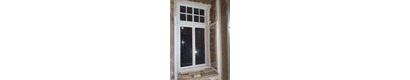 Двойной оконный блок из массива сосны, установлен в квартире старого фонда. Выполнен с декоративной верандной расстекловкой во фрамуге. 