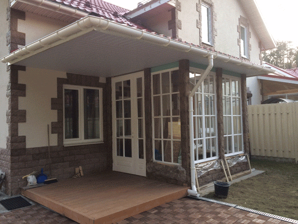 Веранда, часть дома остеклена деревянными рамами и двустворчатой дверью выполнеными в едином дизайне и стиле. Получилось красиво и воздушно.