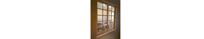 Между кухне и коридором установлено деревянное окно с декоративной расстекловкой