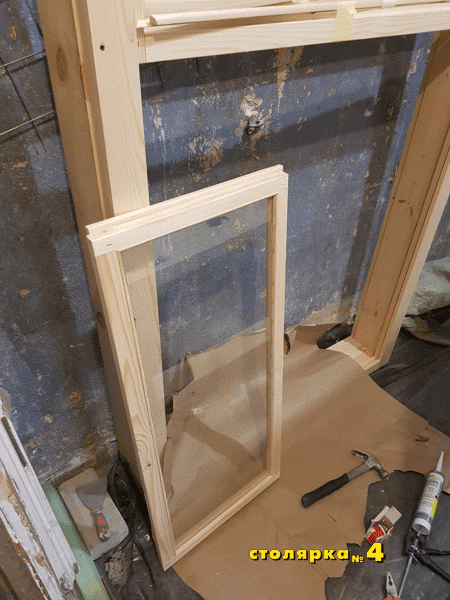 Подготовка деревянного окна к установке. Снимаем створки, устанавливаем стекло, прибиваем штапик.