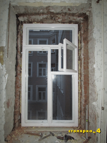 Деревянное окно как раньше установлено. В кирпичном доме старого фонда.