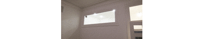 В ванной комнате установлено деревянное окно белого цвета со стеклопакетом