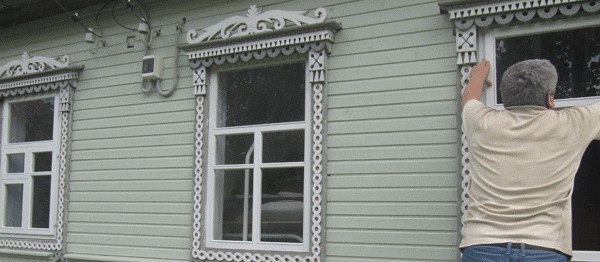 На окнах установлены красивые резные наличники. После установки новых окон, наличники вернули на место. 