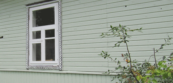 Установлено новое деревянное окно с форточкой и фрамугой. Горбылёк продолжает линию форточки. Классика деревенского стиля.