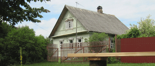 Фото деревянного дома в деревне у речки. Классика. 