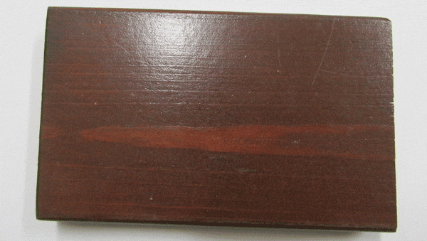 Цвет пропитки и сверху покрытия лаком красно-коричневая сосна. Просвечивается структура дерева. Номер цвета 1701.