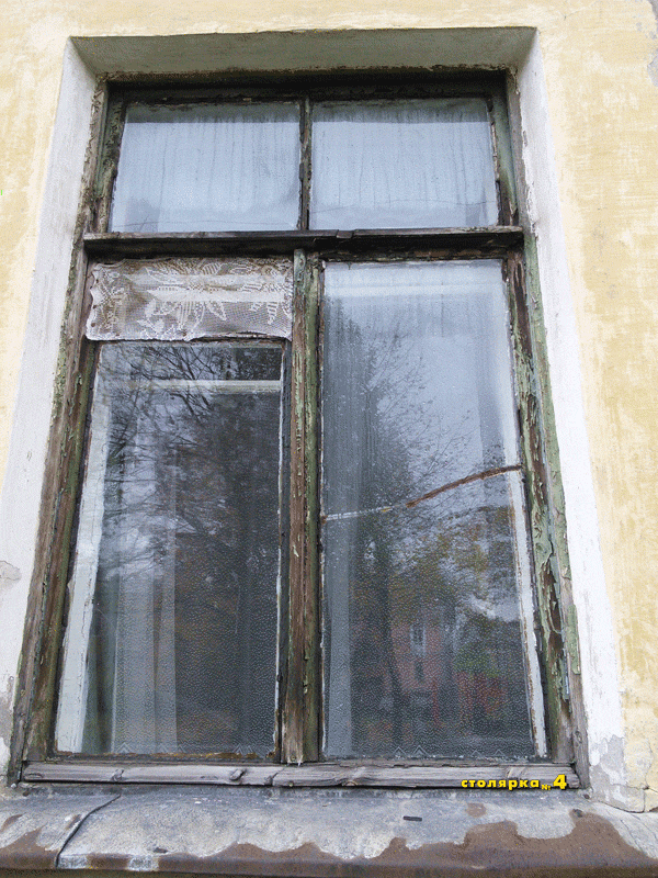 Деревянное окно в доме, требующее замены