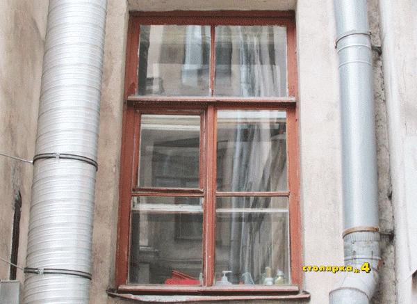 Деревянное окно в старом фонде, с врезанными горбыльками.