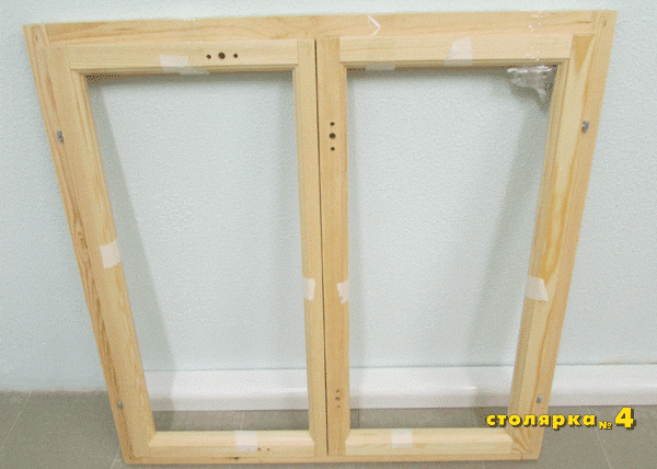 Фото двустворчатого одинарного окна стандартного размера с открыванием внутрь. Из массива сосны. Ширина 1000 мм и высота 1000 мм.