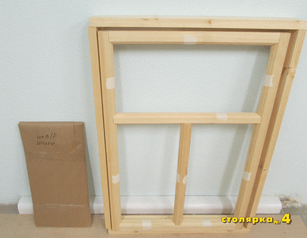 Комплект оконной рамы с т-образным переплётом, с коробкой и стеклом.