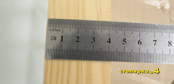 Линейкой показана толщина верандной рамы без наплыва, которая составляет 42 мм.