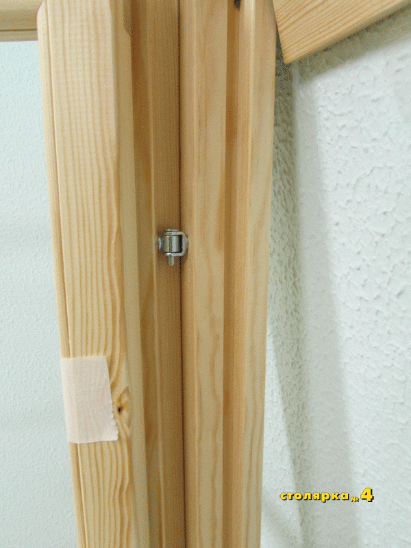 Вблизи показан деревянный импост, профиль жестко прикреплённый внутри  коробки, к которому можно крепить створки.