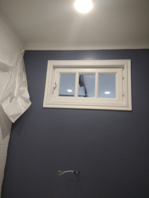 Вид окна со стороны ванной комнаты. Открывание с этой стороны, видна ручка и оконные петли. 