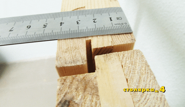 Сверху показаны как соединяются рамы в четверть. Линейкой показана ширина рамы, которая равняется 42 мм.