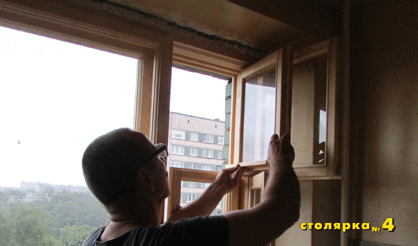 Мастер регулирует фурнитуру окна и следит за правильной работой створок и их прижимом