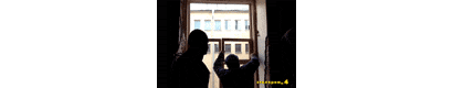 монтажники устанавливают деревянное окно в старом фонде, в колодце дома на Невском проспекте