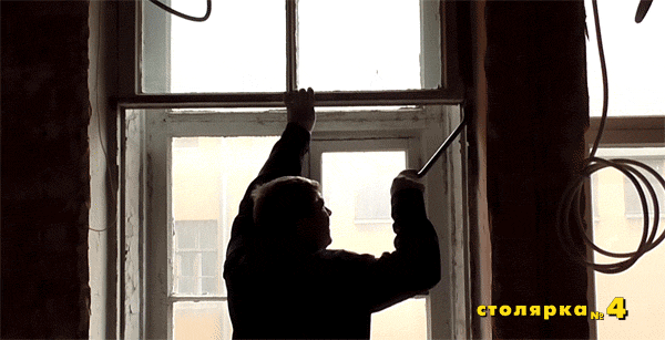 Установщик фонкой подцепил фрамугу старого окна и приступил к демонтажу
