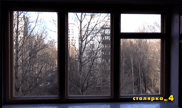Новое трёхстворчатое окно с форточкой установлено в доме Хрущёвсвского периода постройки.