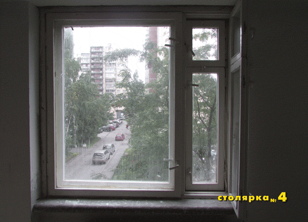 Старое деревянное двухстворчатое окно под замену, белого цвета.