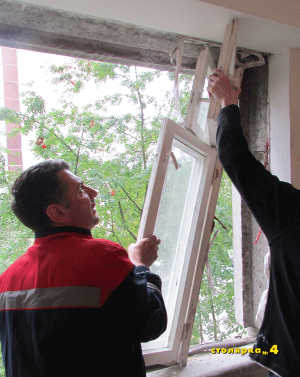 Мастера аккуратно производят демонтаж старого окна