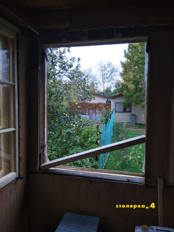Оконный проём без окна в загородном доме