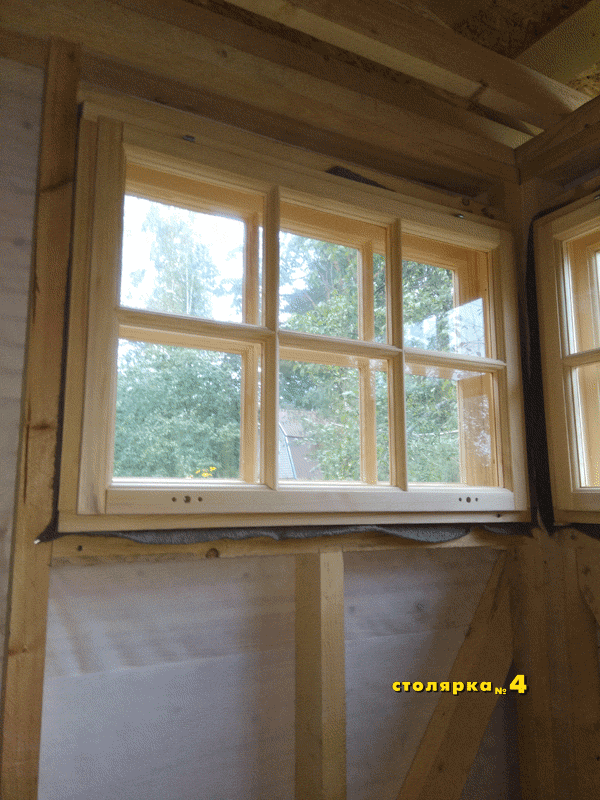 Деревянное окно с открыванием створки вверх установлено в техническом помещении
