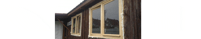 Деревянные одинарные окна установлены в дачном доме