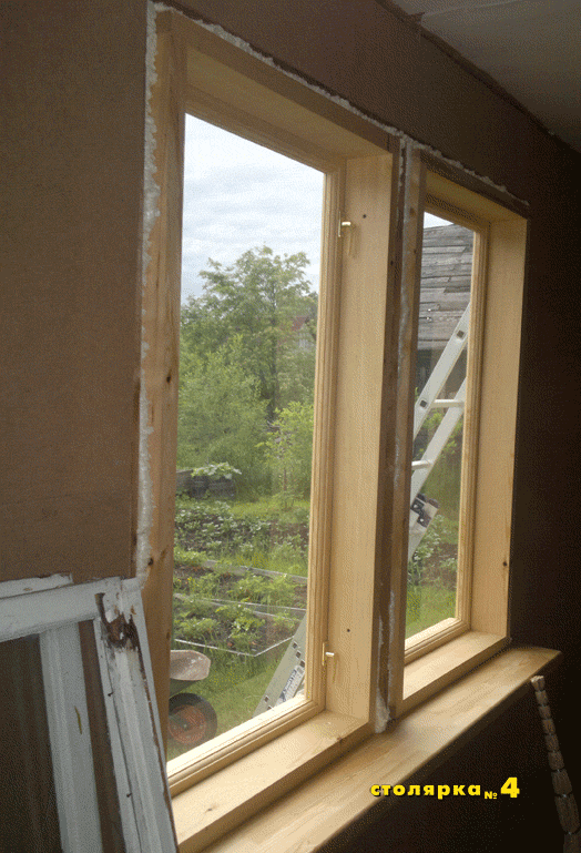 Деревянные окна сделаны с глубокой коробкой, в толщину стены. Удобно, обналичил с двух сторон и готово.