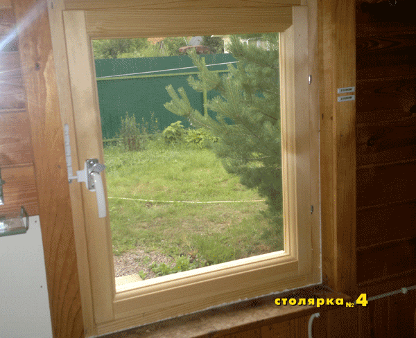 На кухне установлен одинарный одностворчатый деревянный блок со стеклом 4 мм.