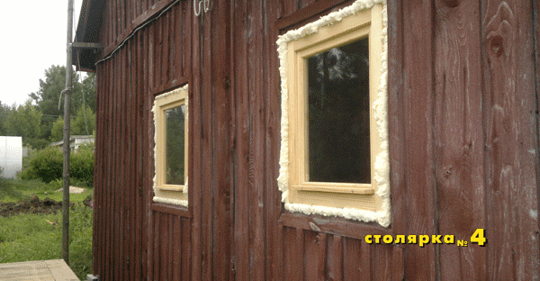 На первом этаже дачного дома установлены два одинарных окна с открыванием внутрь.