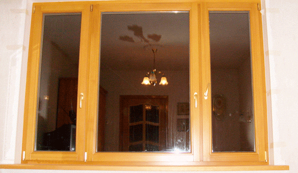 Деревянное трёхстворчатое евроокно со стеклопакетом, установлено в квартире дома 137 серии