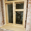 Двойной оконный блок с фрамугой установлен в квартире старого фонда. С деревянным подоконником.