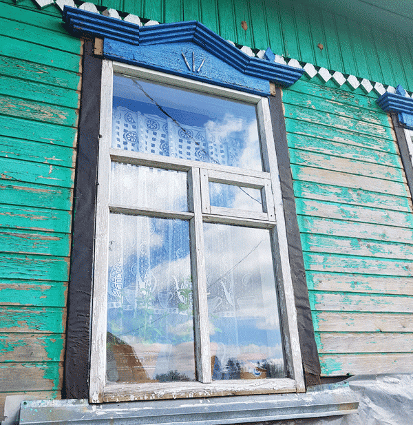 Деревянное окно с фрамугой и с врезной форточкой, в деревенском доме 