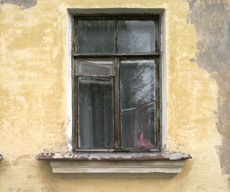 Деревянное окно с фрамугой в кирпичном доме, в деревне