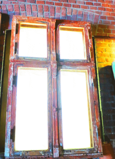 Деревянное окно после старения. Применены особые краски и декор. 