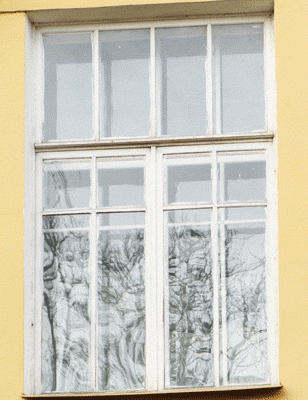 Деревянное окно с переплётом в квартире старого фонда